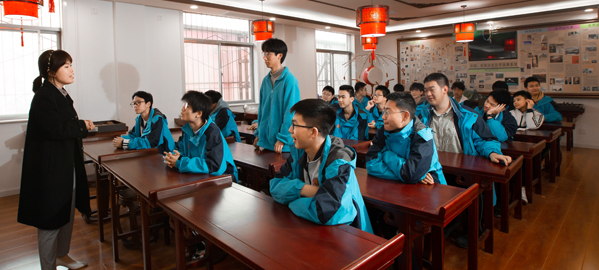 甘泉 分类教学，因材施教，采取“一类一方案、一人一目标”的教学方法